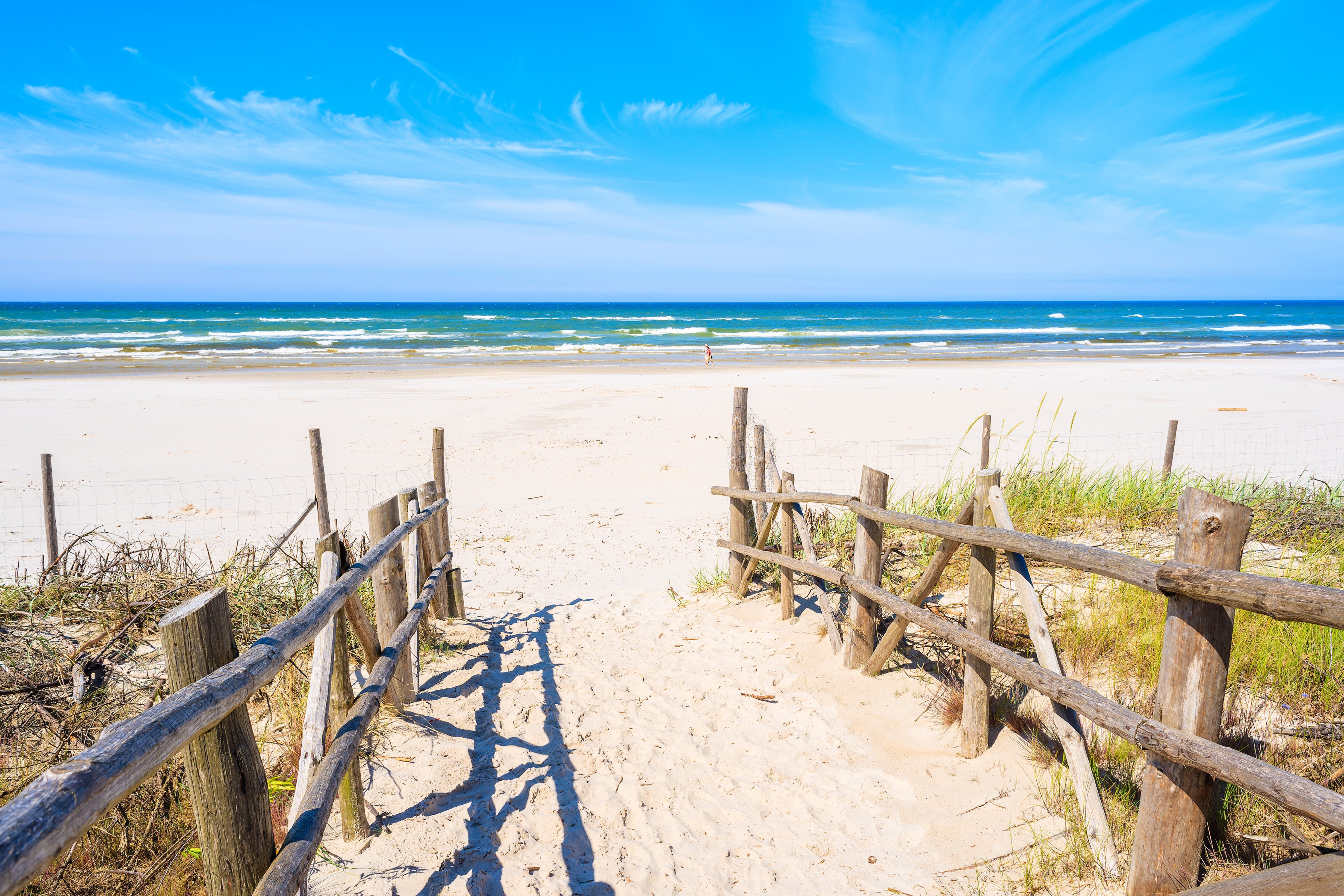 Blick durch den Aufgang zum Strand hin zum Meer, symbolisch für den Start in die Sommerferien Blick durch den Aufgang zum Strand hin zum Meer, symbolisch für den Start in die Sommerferien