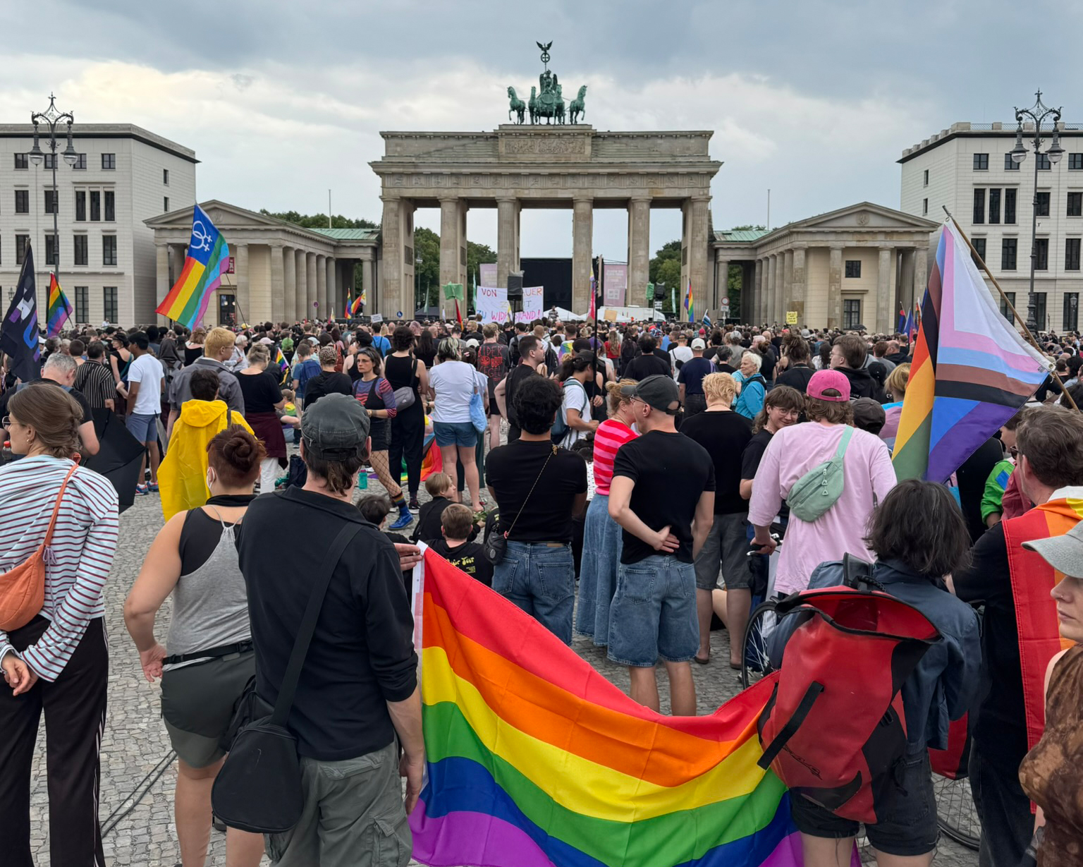 Acht bis zehntausend Menschen versammeln sich am 26. Juli 2026 auf dem Pariser Platz am Brandenburger Tor zu einer Gedenkfeier. Acht bis zehntausend Menschen versammeln sich am 26. Juli 2026 auf dem Pariser Platz am Brandenburger Tor zu einer Gedenkfeier.