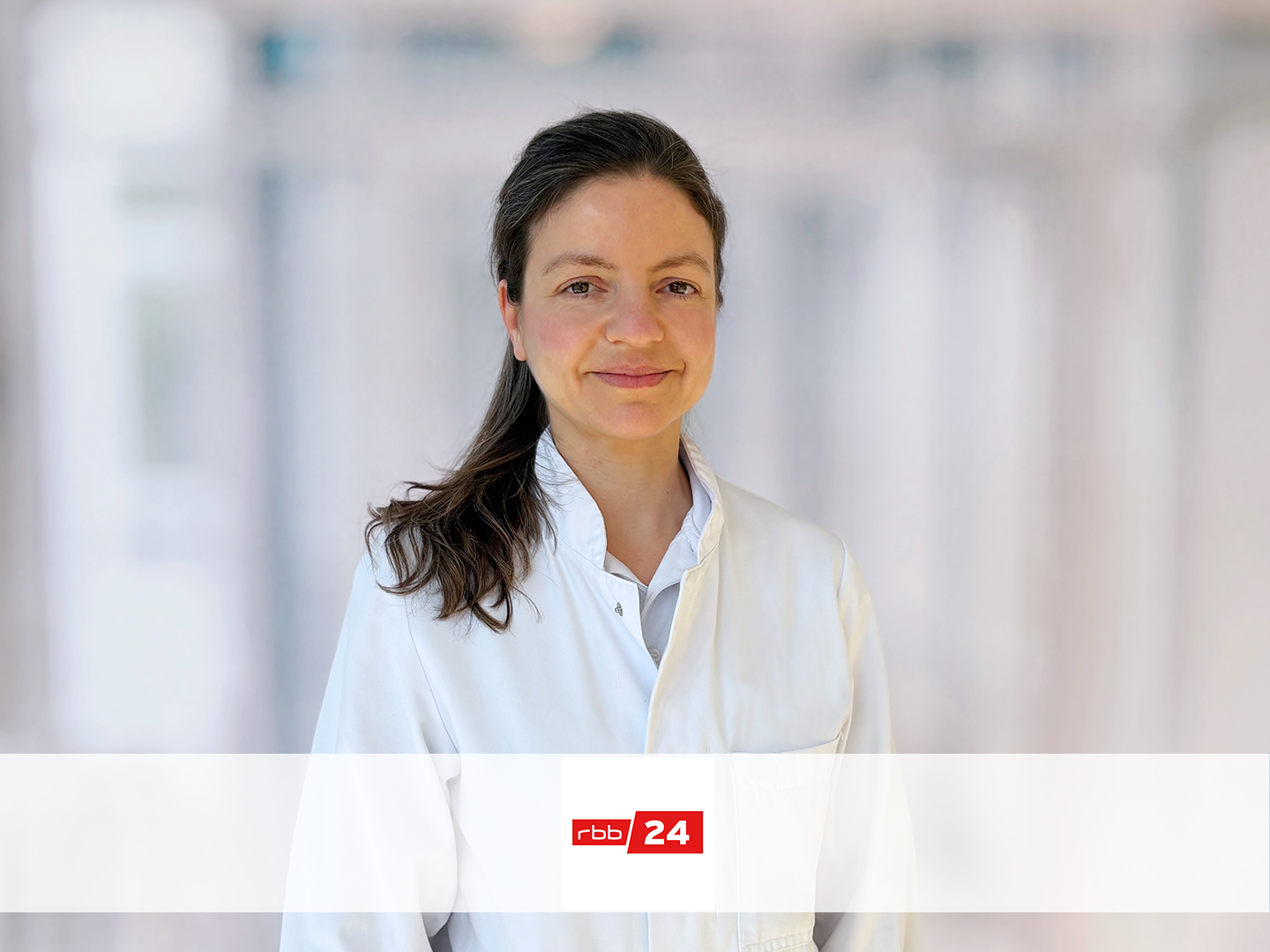 Portraitfoto von Dr. med. Elena Schlapakow, Oberärztin der Neurologie an der Immanuel Klinik Rüdersdorf, und das Logo von rbb24 zum TV-Interview über die Infektionserkrankung Lyme-Borreliose. Portraitfoto von Dr. med. Elena Schlapakow, Oberärztin der Neurologie an der Immanuel Klinik Rüdersdorf, und das Logo von rbb24 zum TV-Interview über die Infektionserkrankung Lyme-Borreliose.