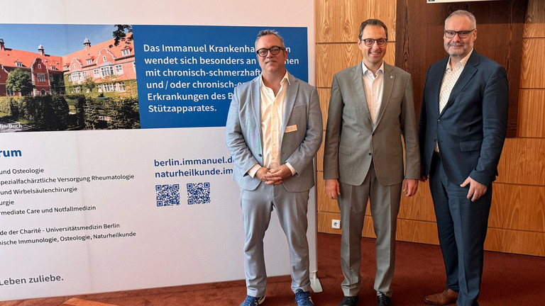 Foto: (v.l.n.r.) Symposiumsleiter Dr. Udo Schneider und Prof. Jens Schmidt sowie Roy J. Noack begrüßen die Teilnehmenden. Foto: (v.l.n.r.) Symposiumsleiter Dr. Udo Schneider und Prof. Jens Schmidt sowie Roy J. Noack begrüßen die Teilnehmenden.