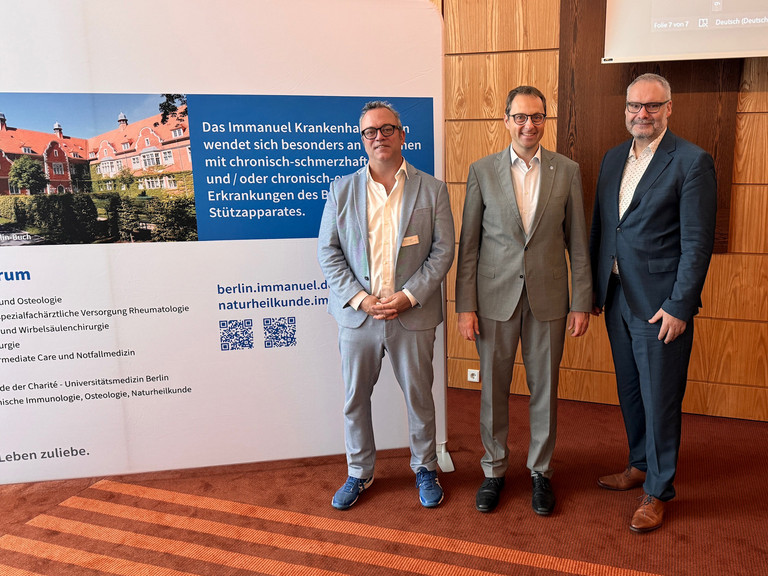 Foto: (v.l.n.r.) Symposiumsleiter Dr. Udo Schneider und Prof. Jens Schmidt sowie Roy J. Noack begrüßen die Teilnehmenden. Foto: (v.l.n.r.) Symposiumsleiter Dr. Udo Schneider und Prof. Jens Schmidt sowie Roy J. Noack begrüßen die Teilnehmenden.