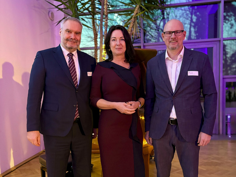 Roy J. Noack, Ministerin Müller und Frank Volkmar beim Neujahrsempfang der Immanuel Klinik Rüdersdorf