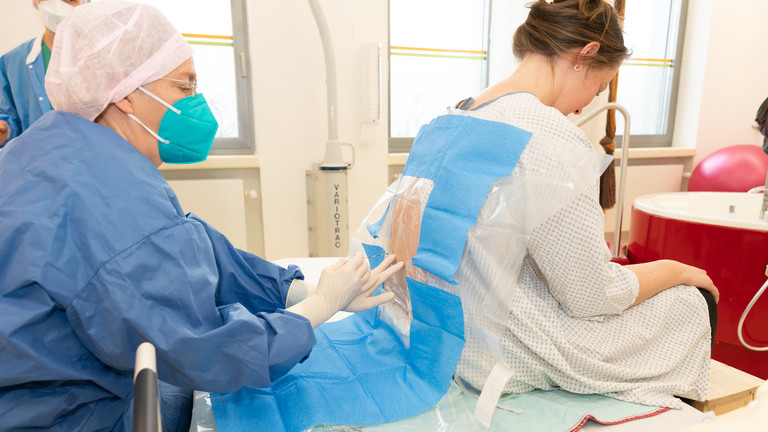 Anästhesiologin bei Spinalanästhesie - Anästhesiologie - Immanuel Klinik Rüdersdorf Anästhesiologin bei Spinalanästhesie - Anästhesiologie - Immanuel Klinik Rüdersdorf
