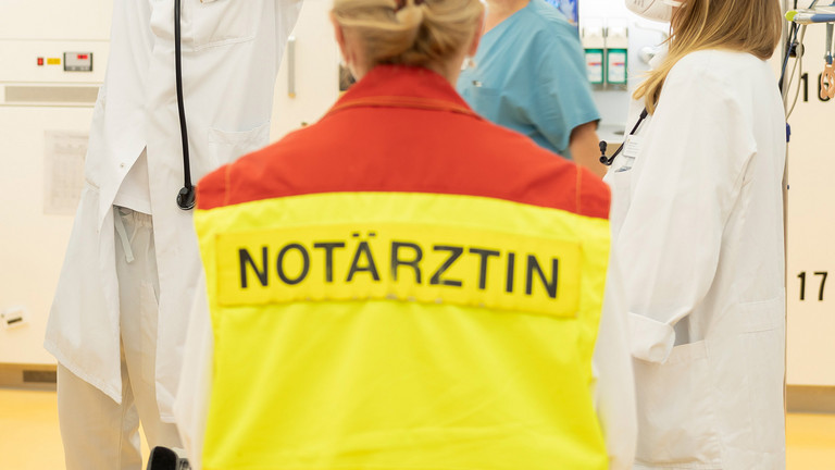 Blick auf den Rücken einer Notärztin im Schockraum