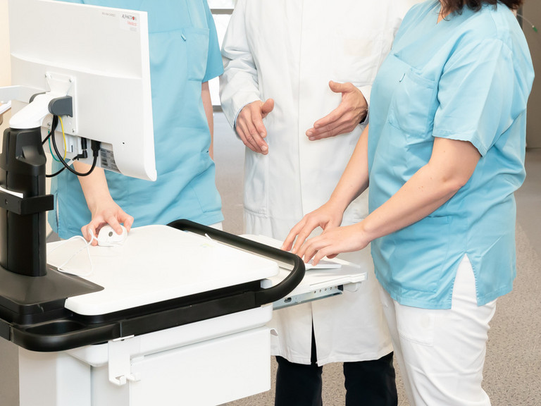 Arzt mit Pflegekräften an mobilem Visitenwagen - Chirurgie - Immanuel Klinik Rüdersdorf