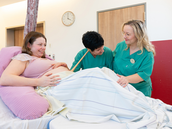 Hebamme prüft Herztöne bei schwangerer Frau - Geburtshilfe - Immanuel Klinik Rüdersdorf