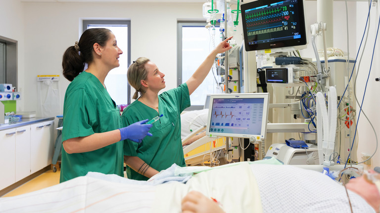 Pflegepersonal prüft auf Monitor Werte von Patienten - Intensivmedizin - Immanuel Klinik Rüdersdorf Pflegepersonal prüft auf Monitor Werte von Patienten - Intensivmedizin - Immanuel Klinik Rüdersdorf