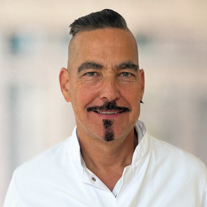 Dr. med. Jens Burghardt, Chefarzt der Allgemein- und Viszeralchirurgie Dr. med. Jens Burghardt, Chefarzt der Allgemein- und Viszeralchirurgie