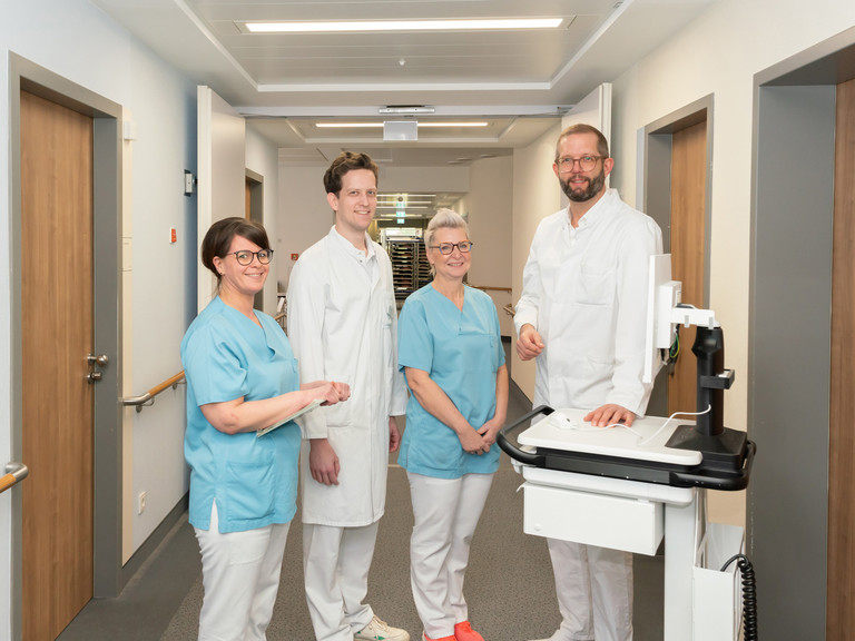 Chefarzt Dr. med. Marcus Reinke mit einem kleinen Teil des Teams der Orthopädie und Unfallchirurgie der Immanuel Klinik Rüdersdorf