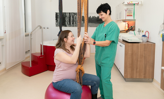 Hebamme mit schwangerer Frau im Kreißsaal - Geburtshilfe - Immanuel Klinik Rüdersdorf