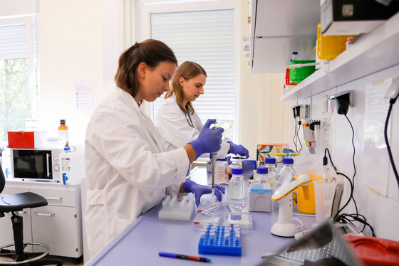Zwei Mitarbeiterinnen bei der Arbeit im Labor Zwei Mitarbeiterinnen bei der Arbeit im Labor