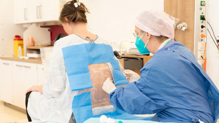 Änasthesiologin bei Spinalanästhesiologie - Anästhesie - Immanuel Klinik Rüdersdorf Änasthesiologin bei Spinalanästhesiologie - Anästhesie - Immanuel Klinik Rüdersdorf