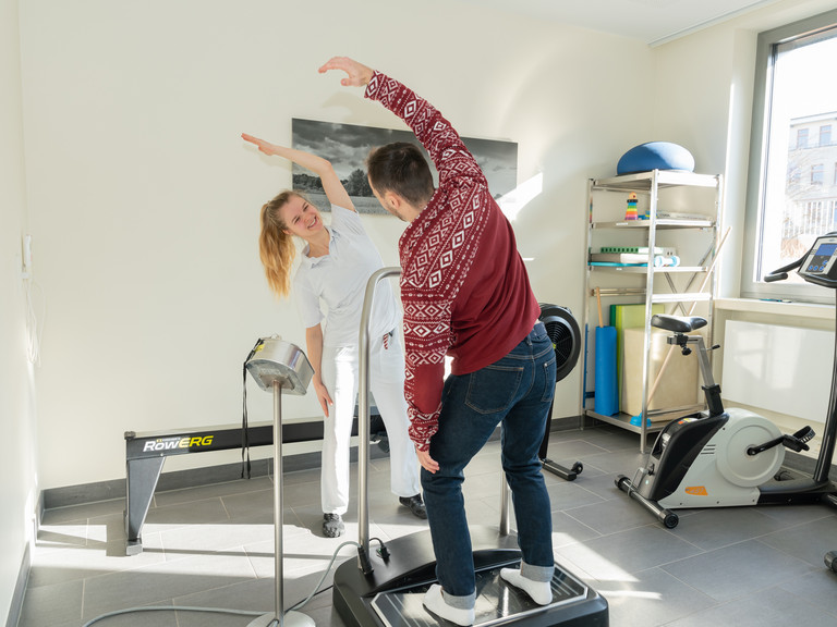 Balanceübung Patient - Physiotherapie - Immanuel Klinik Rüdersdorf