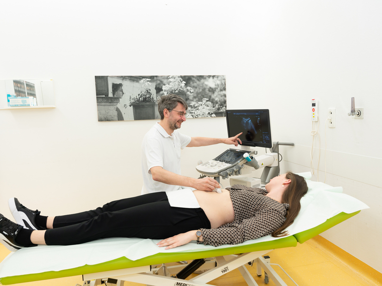 Arzt führt Ultraschall bei Patient durch - Immanuel Klinik Rüdersdorf - Funktionsdiagnostik