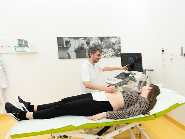 Arzt führt Ultraschall bei Patient durch - Funktionsdiagnostik - Immanuel Klinik Rüdersdorf