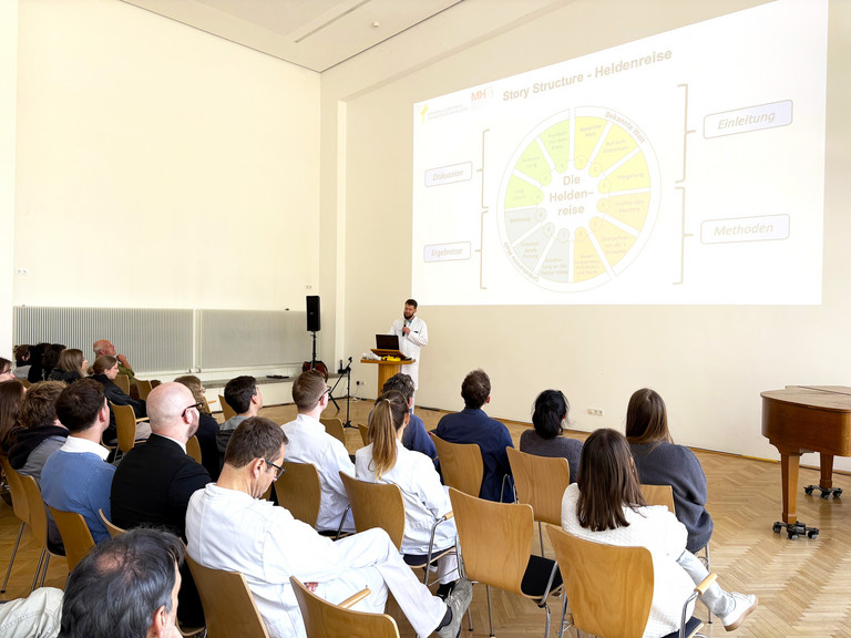 Arzt hält Vortrag vor Zuhörenden anlässlich des Campus Symposiums 2026 an der Immanuel Klinik Rüdersdorf 