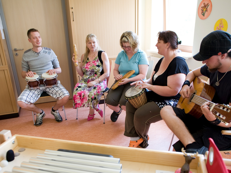 Gruppe bei Musiktherapie - Immanuel Klinik Rüdersdorf