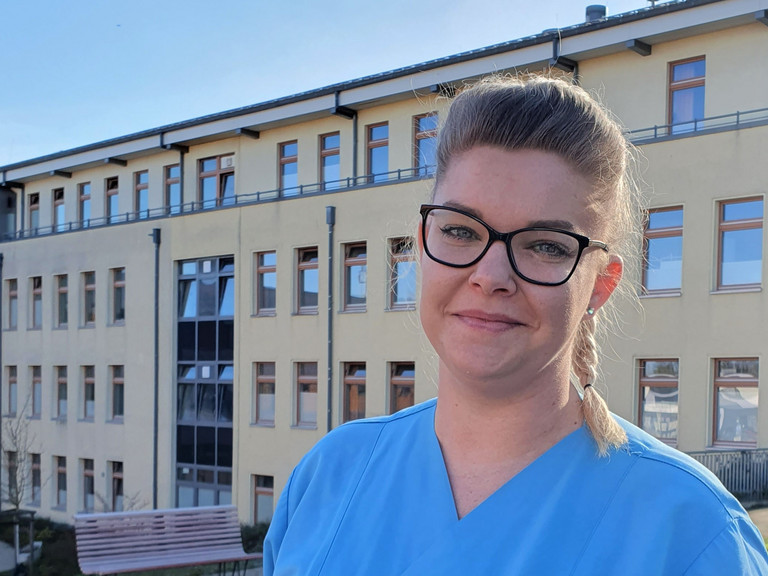 Linda Schulz hat die Weiterbildung zur „Psychiatrischen Fachpflegekraft“ erfolgreich bestanden, Immanuel Klinik Rüdersdorf, Universitätsklinikum der MHB
