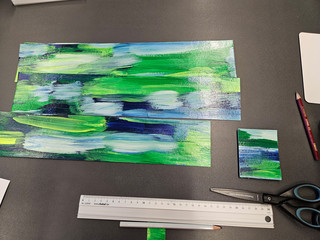 Mehrere bunte Bilder im Querformat mit einem Motiv aus grünen und blauen Pinselstrichen aus der Kunsttherapie in der Immanuel Klinik Rüdersdorf