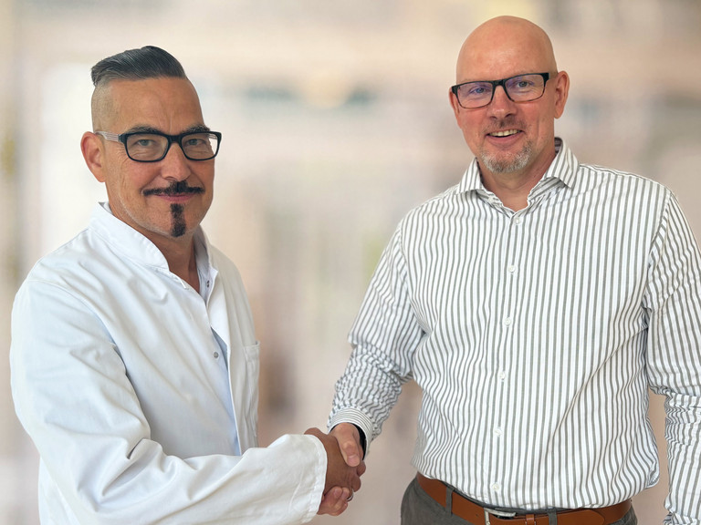 Neuer Chefarzt der Allgemein- und Viszeralchirurgie Dr. med. Jens Burghardt mit Klinik-Geschäftsführer Frank Volkmer