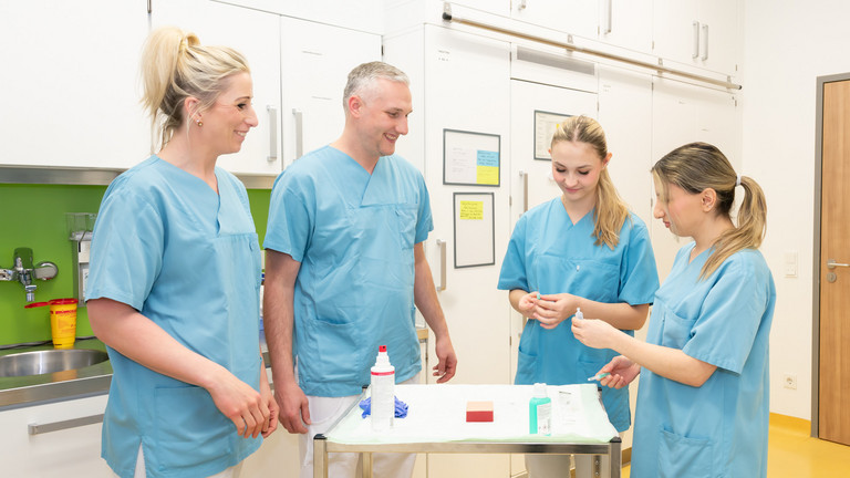 Pflegekoordinierende mit Auszubildenden bei Praxisanleitung - Pflege - Immanuel Klinik Rüdersdorf Pflegekoordinierende mit Auszubildenden bei Praxisanleitung - Pflege - Immanuel Klinik Rüdersdorf