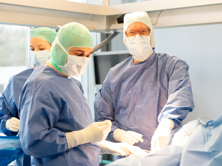 OP-Team während eines Eingriffs - Immanuel Klinik Rüdersdorf bei Berlin - Orthopädie und Unfallchirurgie