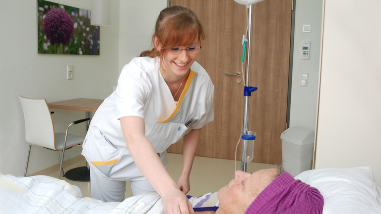 Pflegekraft versorgt Patientin - Palliativmedizin - Immanuel Klinik Rüdersdorf