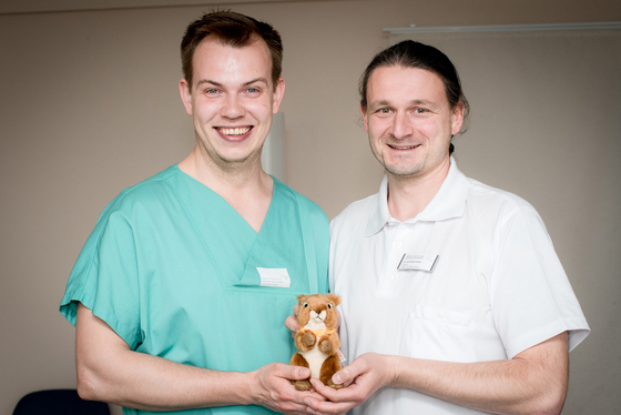 Arzt und Pflegefachmann mit Fridolin - Immanuel Klinikum Bernau - Kinder- und Jugendmedizin