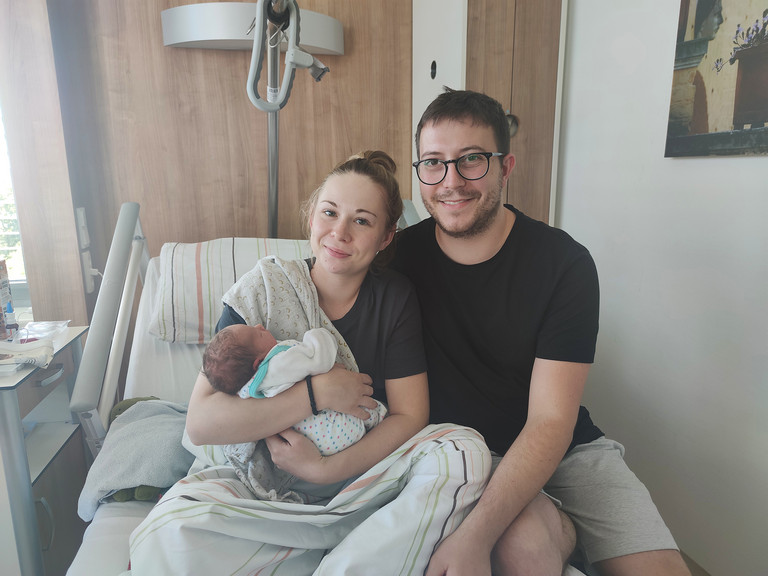 Nathalie Ihmann-Möckel und Ehemann Arne Ihmann mit Baby Elie in einem Patientenzimmer der Geburtshilfe, 444. Geburt in der Immanuel Klinik Rüdersdorf, Wochenbettstation, Gynäkologie und Geburtshilfe, Brandenburg Nathalie Ihmann-Möckel und Ehemann Arne Ihmann mit Baby Elie in einem Patientenzimmer der Geburtshilfe
