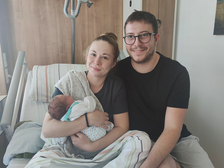 Nathalie Ihmann-Möckel und Ehemann Arne Ihmann mit Baby Elie in einem Patientenzimmer der Wochenbettstation, 444. Geburt in der Immanuel Klinik Rüdersdorf, Geburtsmedizin, Gynäkologie und Geburtshilfe, Brandenburg Nathalie Ihmann-Möckel und Ehemann Arne Ihmann mit Baby Elie in einem Patientenzimmer der Wochenbettstation der Immanuel Klinik Rüdersdorf