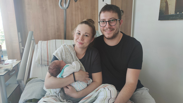 Nathalie Ihmann-Möckel und Ehemann Arne Ihmann mit Baby Elie in einem Patientenzimmer der Wochenbettstation, 444. Geburt in der Immanuel Klinik Rüdersdorf, Geburtsmedizin, Gynäkologie und Geburtshilfe, Brandenburg Nathalie Ihmann-Möckel und Ehemann Arne Ihmann mit Baby Elie in einem Patientenzimmer der Wochenbettstation der Immanuel Klinik Rüdersdorf