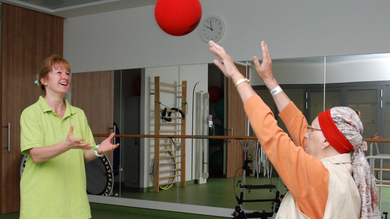 Ballspiel Physiotherapeutin und Patientin -  Palliativmedizin - Immanuel Klinik Rüdersdorf