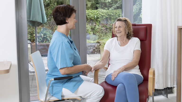 Pflegekraft Übung Patientin - Palliativmedizin - Immanuel Klinik Rüdersdorf