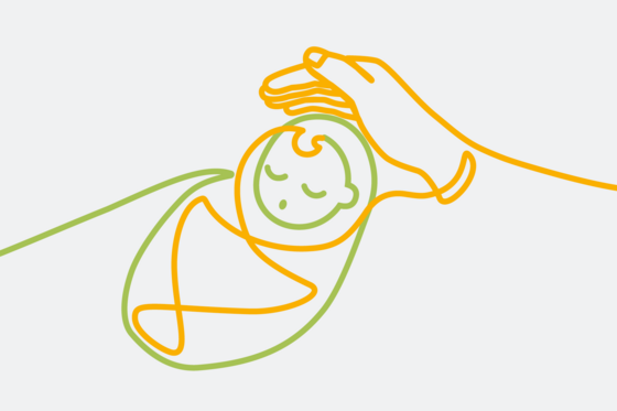 Das Bild zeigt ein Baby mit einer schützenden Hand.
