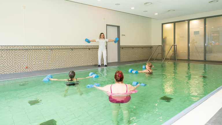 Wassergymnastik mit Patientinnen - Physiotherapie - Immanuel Klinik Rüdersdorf