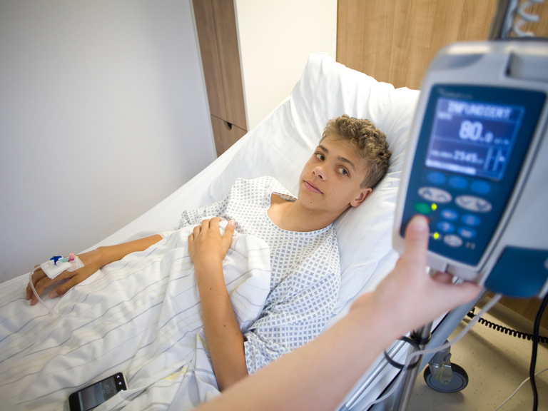 Junger Patient in Bett - Immanuel Klinik Rüdersdorf bei Berlin - Kinder- und Jugendmedizin