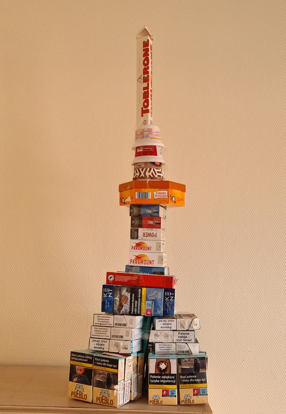 Ein Turm aus leeren Verpackungen von Zigaretten und Süßigkeiten der im Rahmen der Kunsttherapie in der Immanuel Klinik Rüdersdorf gebaut wurde