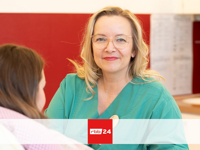 Hebamme Carolin Jooß mit Patientin