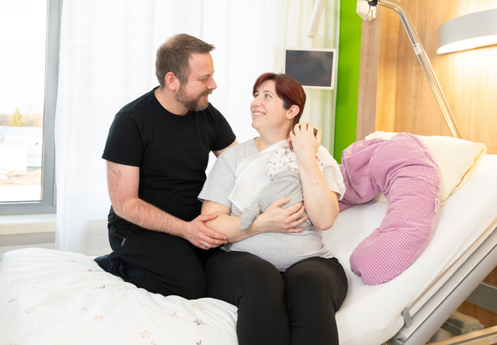 Glückliches Elternpaar mit Neugeborenem Geburtshilfe - Immanuel Klinik Rüdersdorf