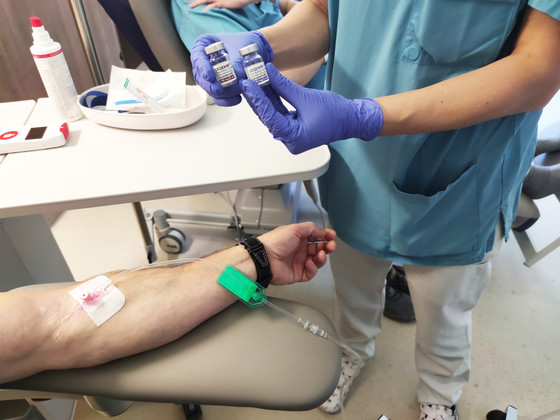 Patient bekommt eine Demenzfusion in der Neurologie an der Immanuel Klinik Rüdersdorf