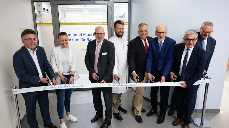 Leitende Mitarbeitende und Geschäftsführende beim Durchschneiden des symbolischen Bandes zur Eröffnung des Immanuel Albertinen Zentrums für Radiologie an der Immanuel Klinik Rüdersdorf, Diagnostik, Digitalsierung, Immanuel Albertinen Diakonie Leitende Verantwortliche und Geschäftsführende beim Durchschneiden des symbolischen Bandes zur Eröffnung des Immanuel Albertinen Zentrum für Radiologie an der Immanuel Klinik Rüdersdorf