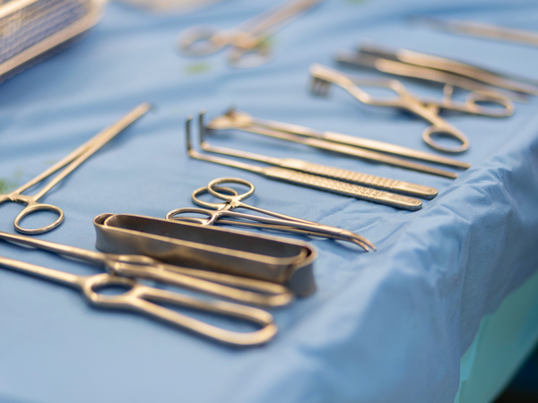OP-Besteck liegt auf einem Tisch - Allgemeinchirurgie und Viszeralchirurgie in der Immanuel Klinik Rüdersdorf bei Berlin