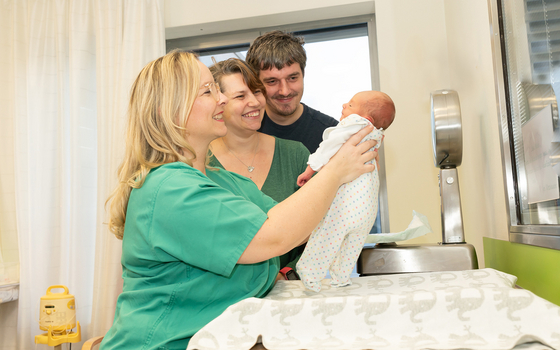 Hebamme mit Neugeborenem und Eltern - Geburtshilfe - Immanuel Klinik Rüdersdorf