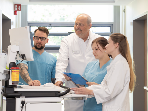 Arztteam mit Pflegepersonal - mobiler Visitenwagen