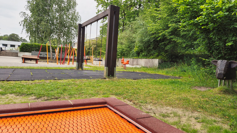 Spielplatz mit Trampolin, Schaukel, Klettergerüst und Wipptier Spielplatz mit Trampolin, Schaukel, Klettergerüst und Wipptier