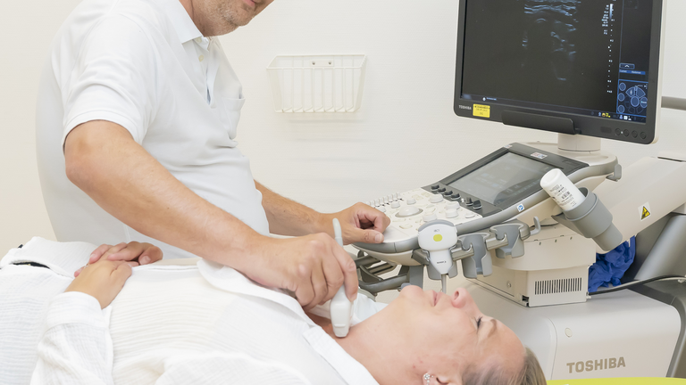 Arzt untersucht Patientin