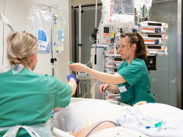 Pflegekräfte prüfen Versorgungsschlauch von Patienten - Anästhesiologie - Immanuel Klinik Rüdersdorf