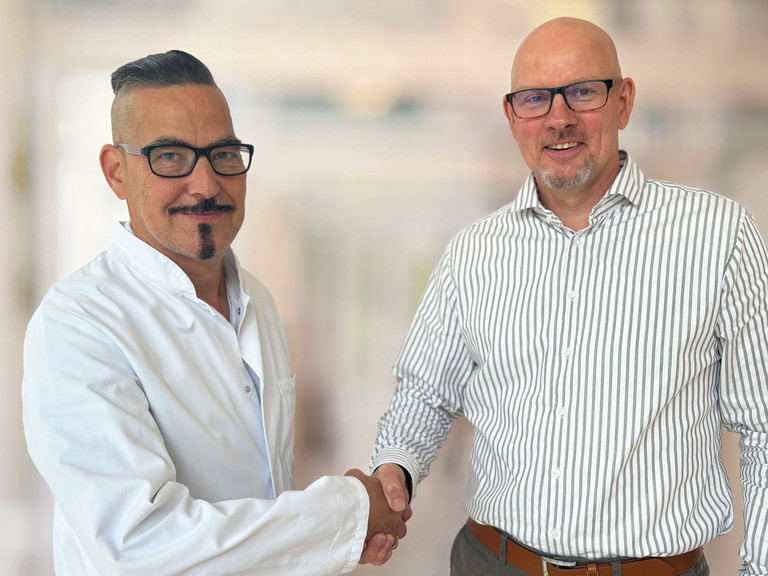 Neuer Chefarzt Jens Burghardt der Allgemein- und Viszeralchirurgie mit Klinik-Geschäftsführer Frank Volkmer Neuer Chefarzt Jens Burghardt der Allgemein- und Viszeralchirurgie mit Klinik-Geschäftsführer Frank Volkmer