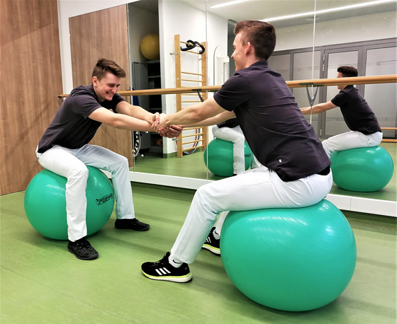 Auszubildene auf Gymastikball  - Physiotherapie - Immanuel Klinik Rüdersdorf