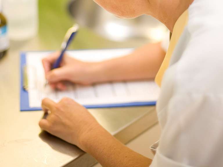 Fachkraft notiert Daten